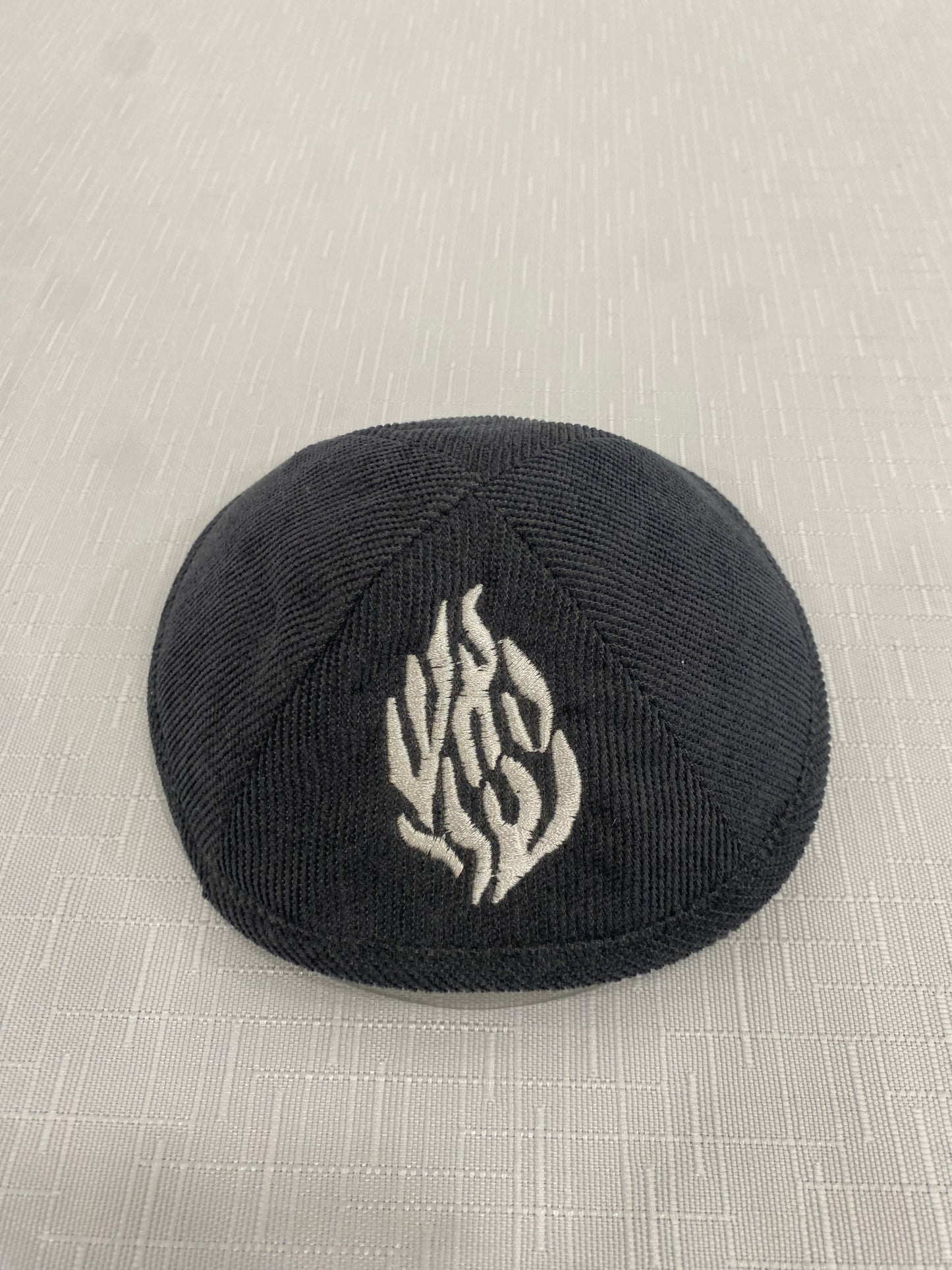 כיפה קורדרוי האש שלי לבן