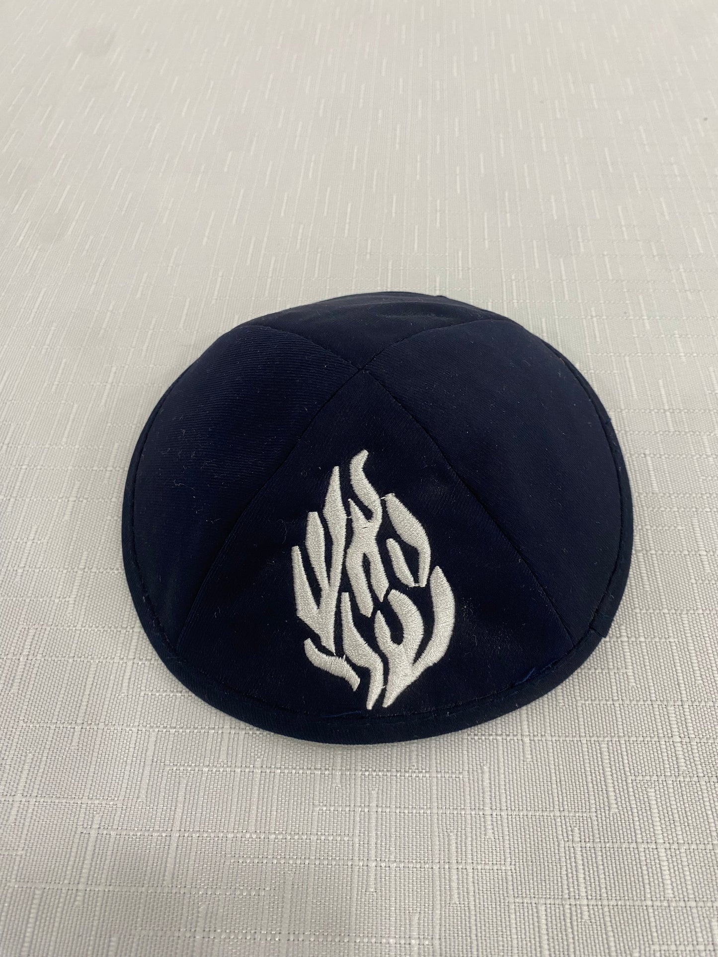 כיפה כחול כהה האש שלי לבן