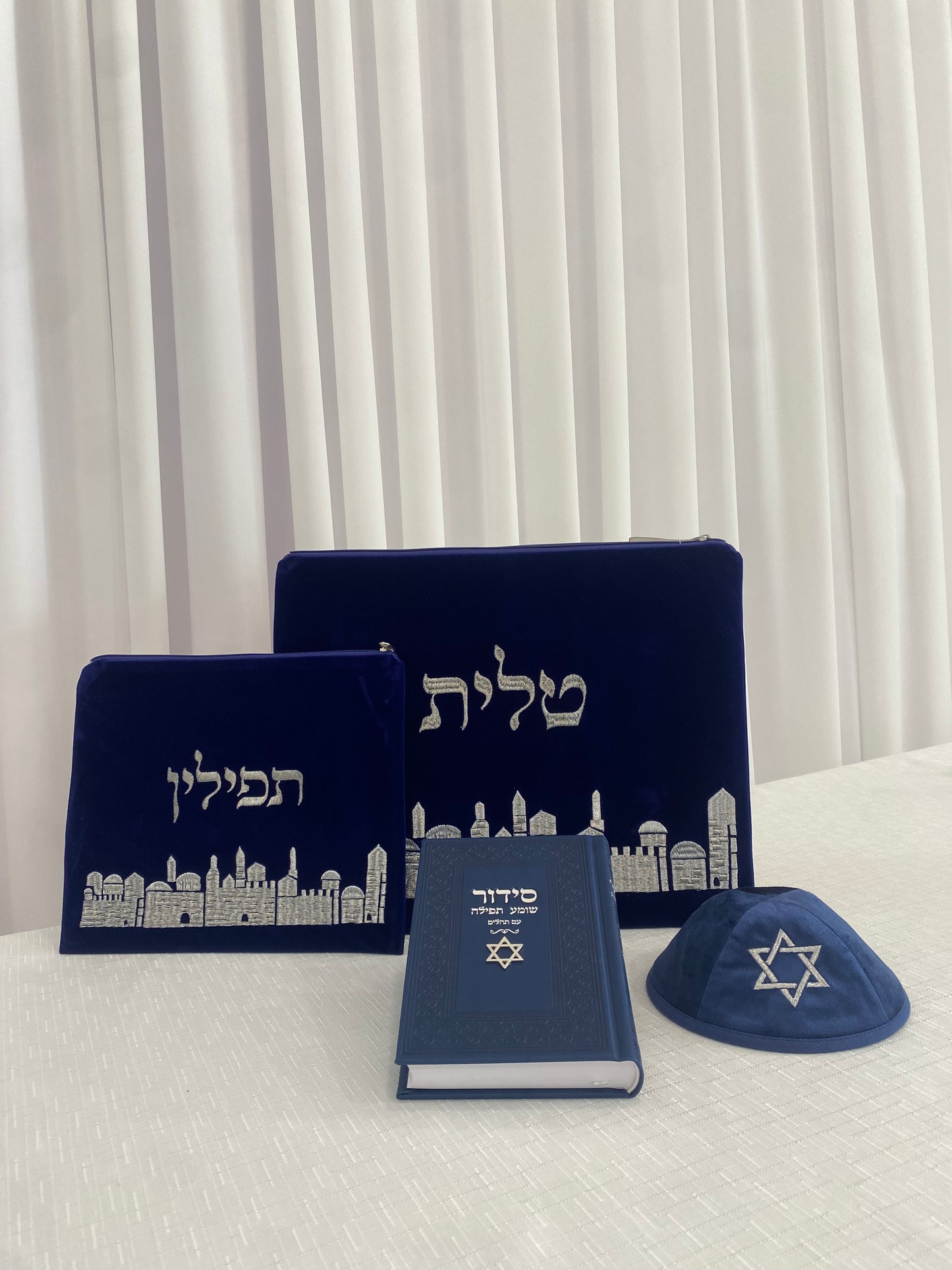 סט חתנים מהודר הכולל כיסוי לטלית ותפילין סידור וכיפה