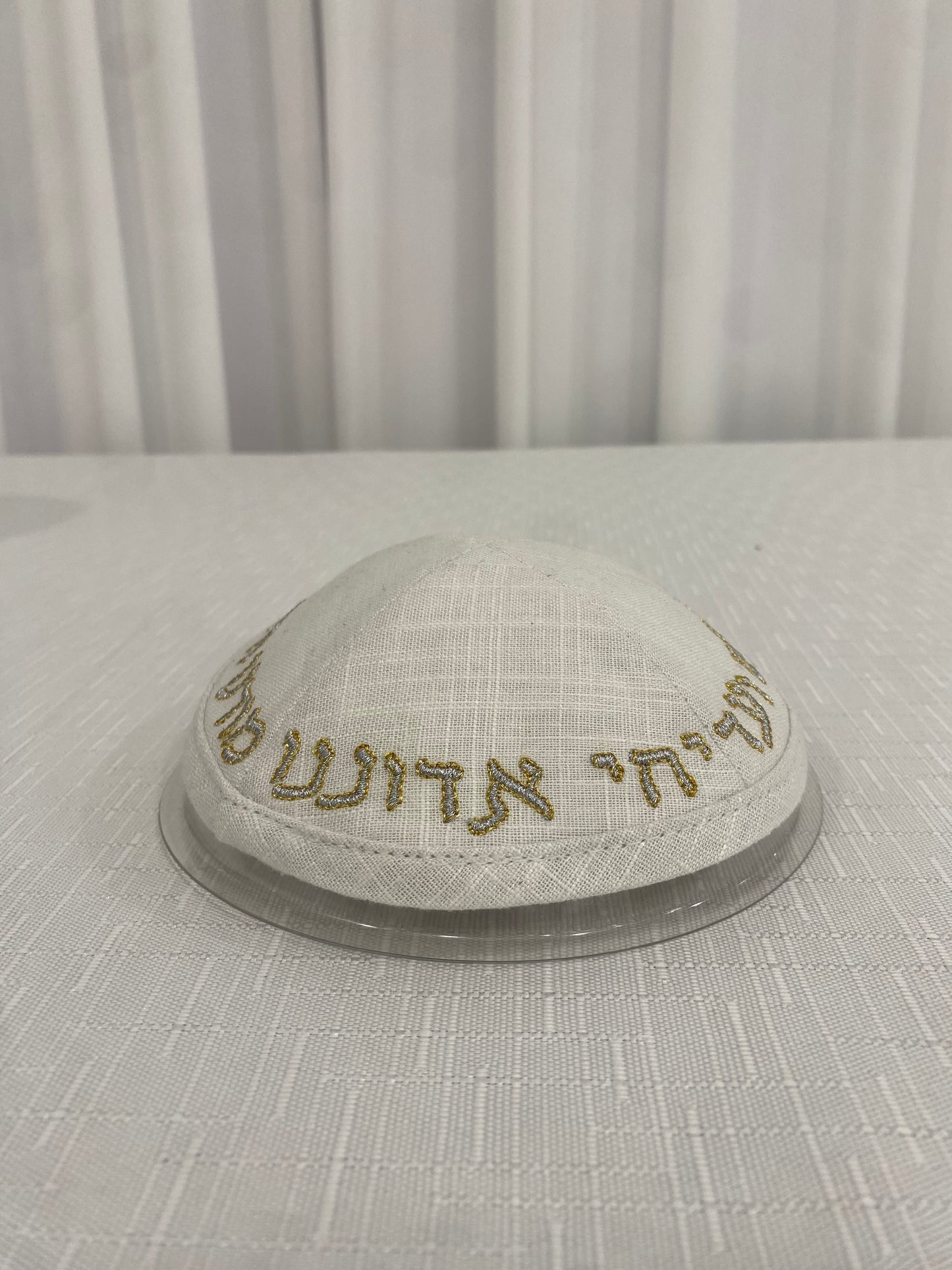 כיפה לבן אופוויט יחי אדוננו זהב