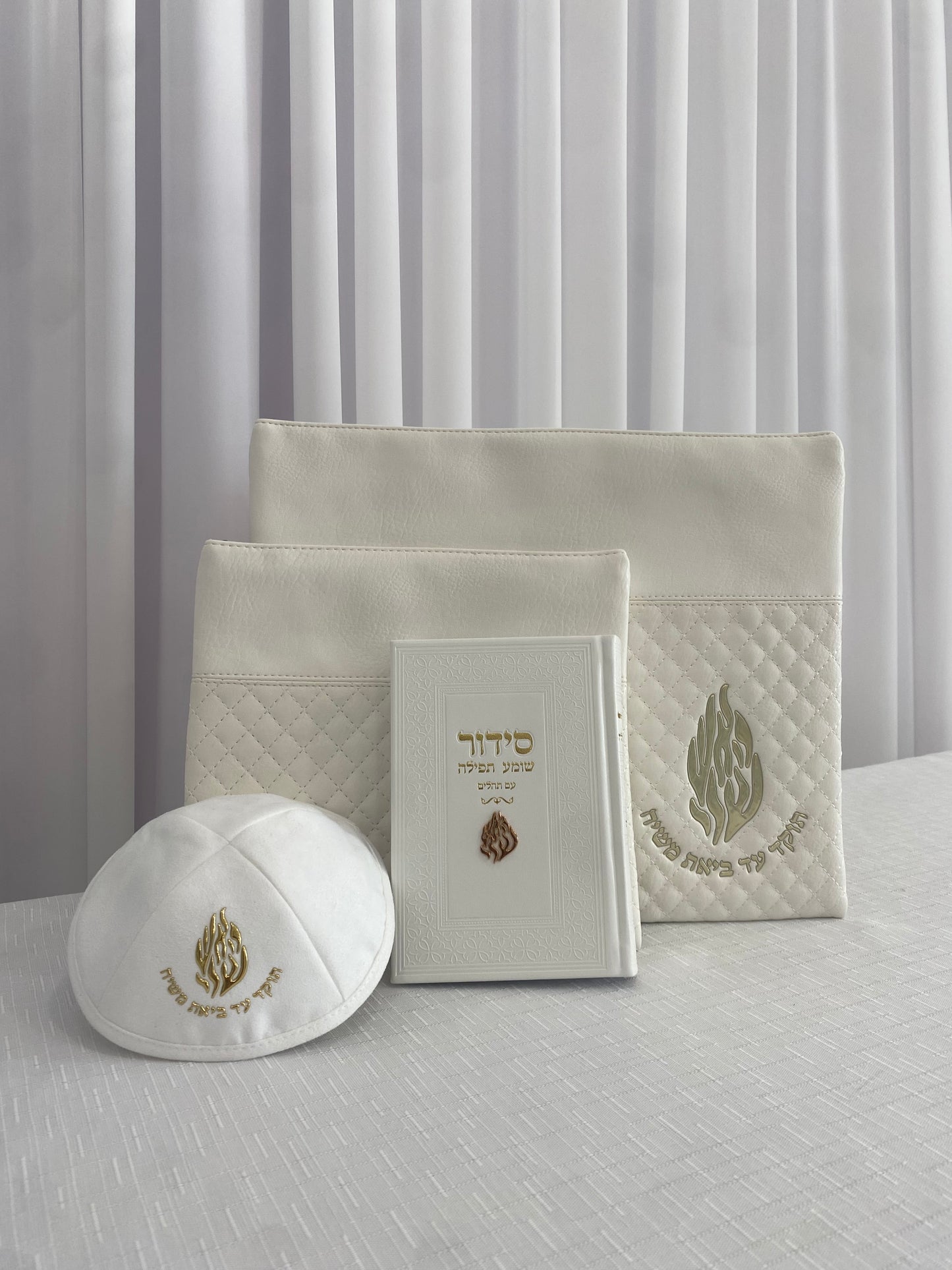 סט חתנים מהודר הכולל כיסוי לטלית ותפילין סידור וכיפה