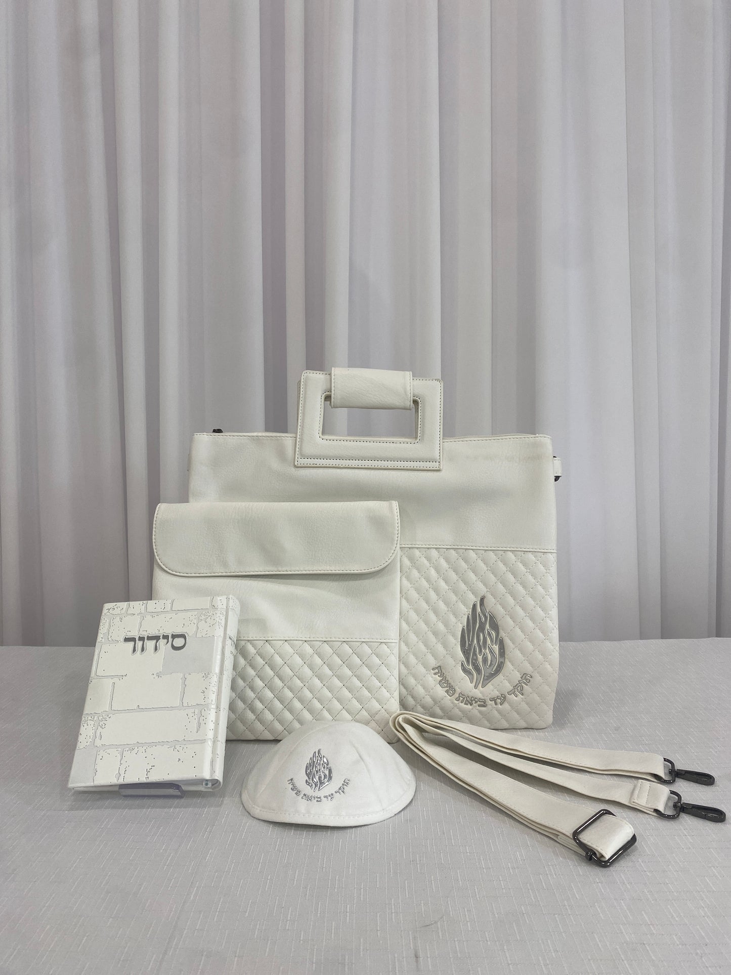 סט חתנים מהודר הכולל תיק עם ידית ורצועה