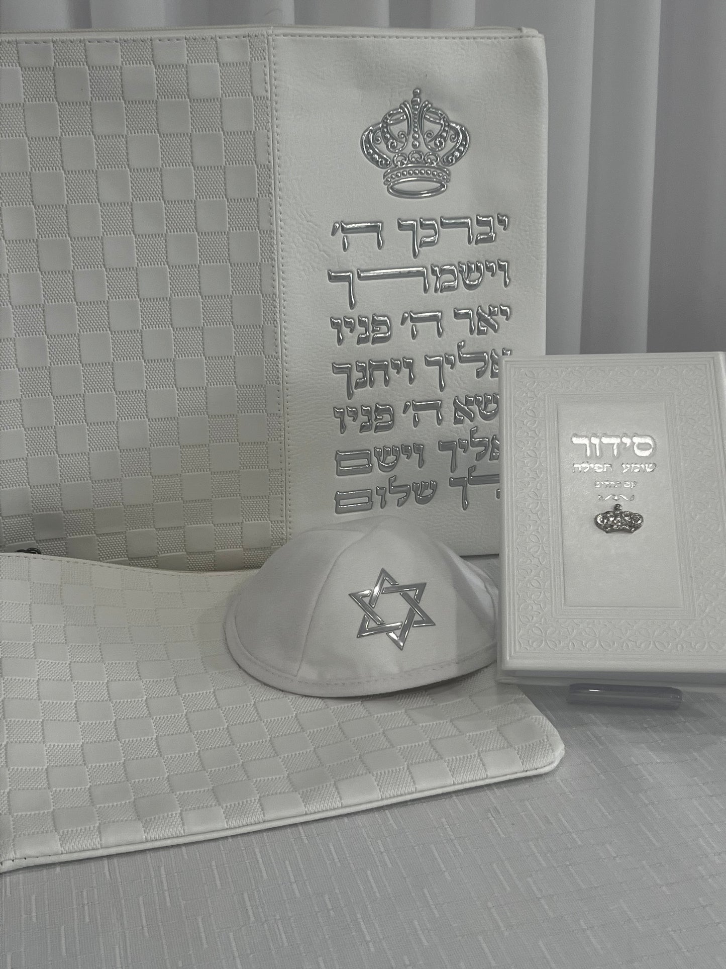 סט חתנים מהודר הכולל כיסוי לטלית ותפילין סידור וכיפה