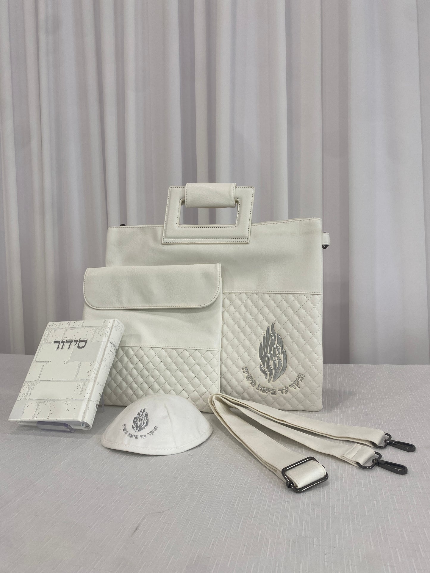 סט חתנים מהודר הכולל תיק עם ידית ורצועה