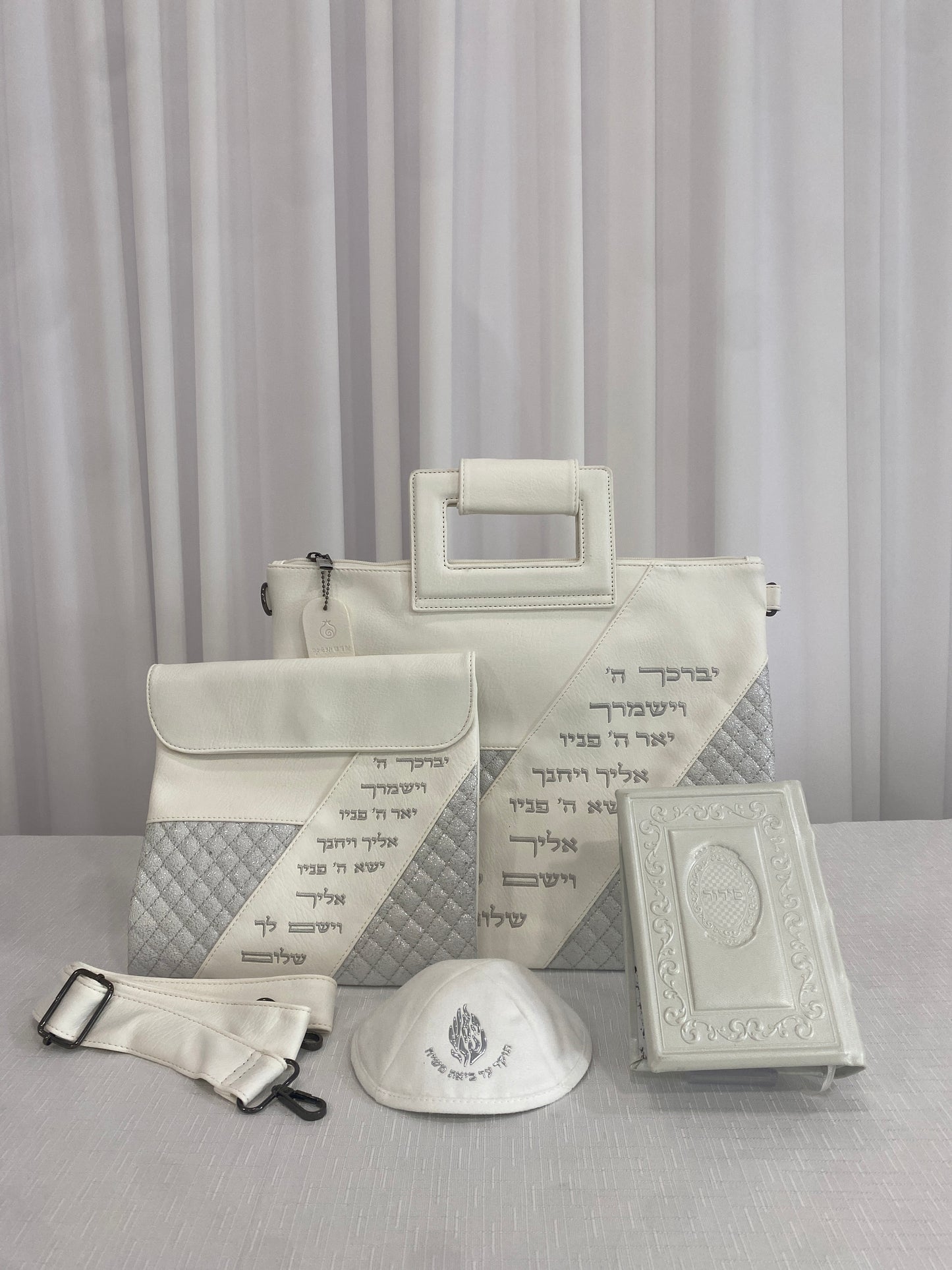 סט חתנים מהודר כולל כיסויים עם רצועה וידית