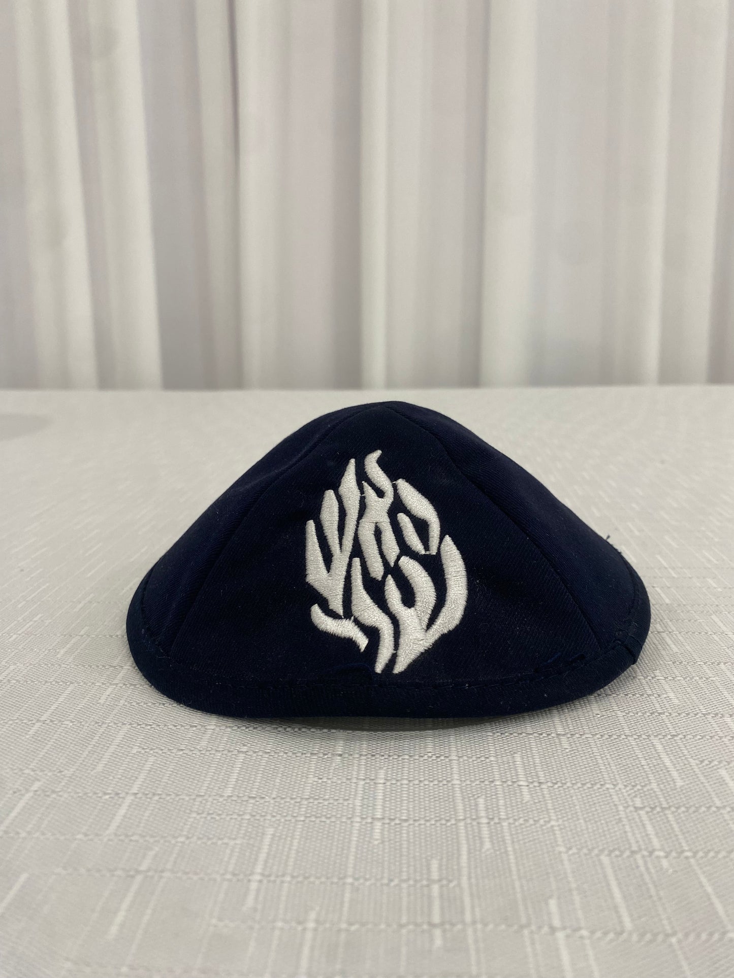 כיפה כחול כהה האש שלי לבן